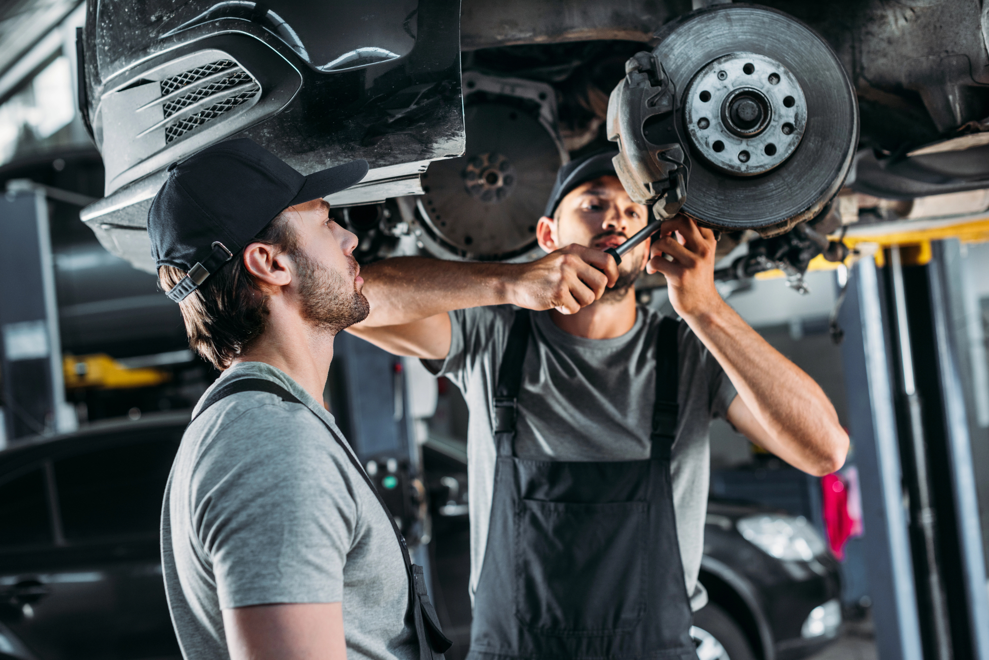 hombres arreglando automovil